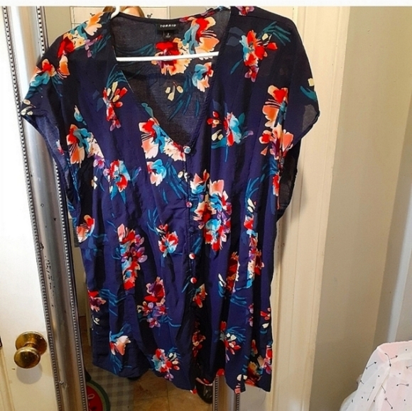 Torrid 2 button up floral blouse - Picture 2 of 5